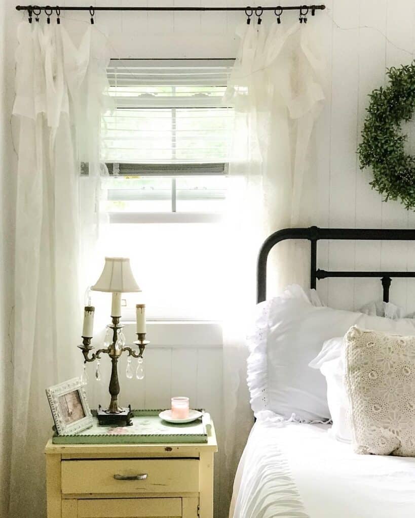 31 Farmhouse Bedroom Curtains for Creating a Beautiful Sleeping Space