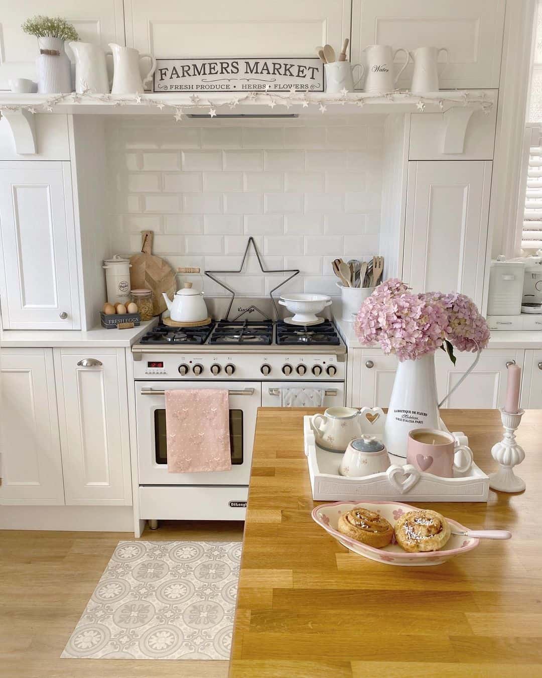 10 Ways to Style Farmhouse Decor Above Kitchen Cabinets