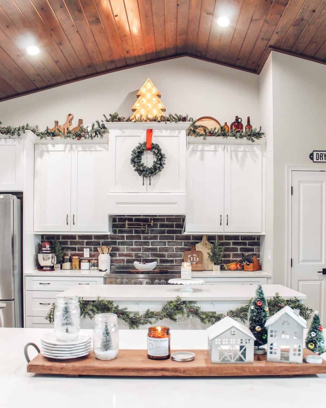 10 Ways to Style Farmhouse Decor Above Kitchen