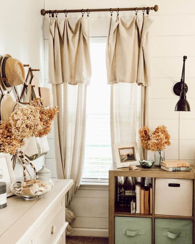 31 Farmhouse Bedroom Curtains for Creating a Beautiful Sleeping Space