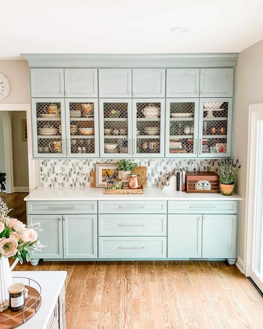 Farm house chic: Sage green kitchen with wood look porcelain floor