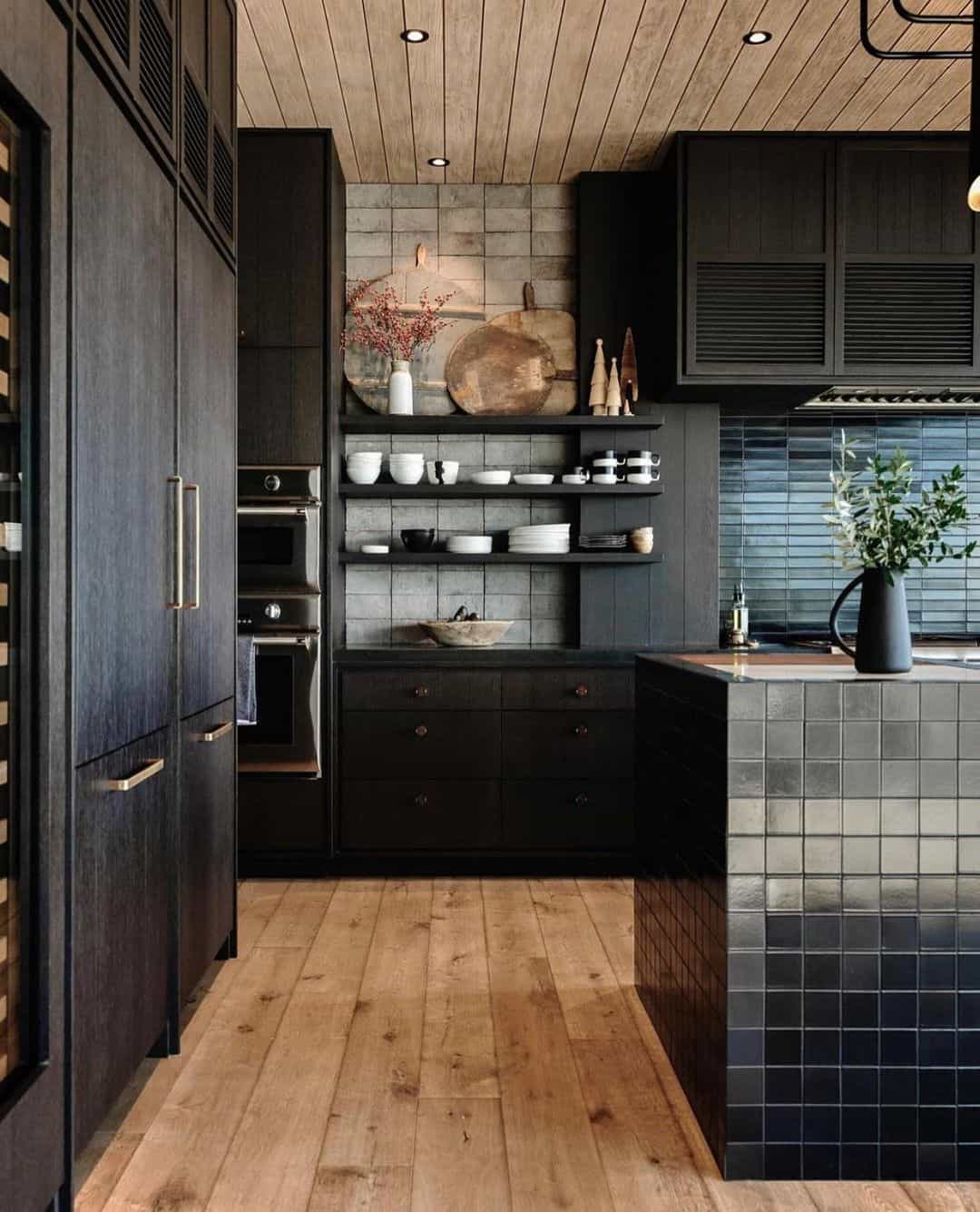 45 Black Kitchen Cabinets for a Dramatic Kitchen Aesthetic