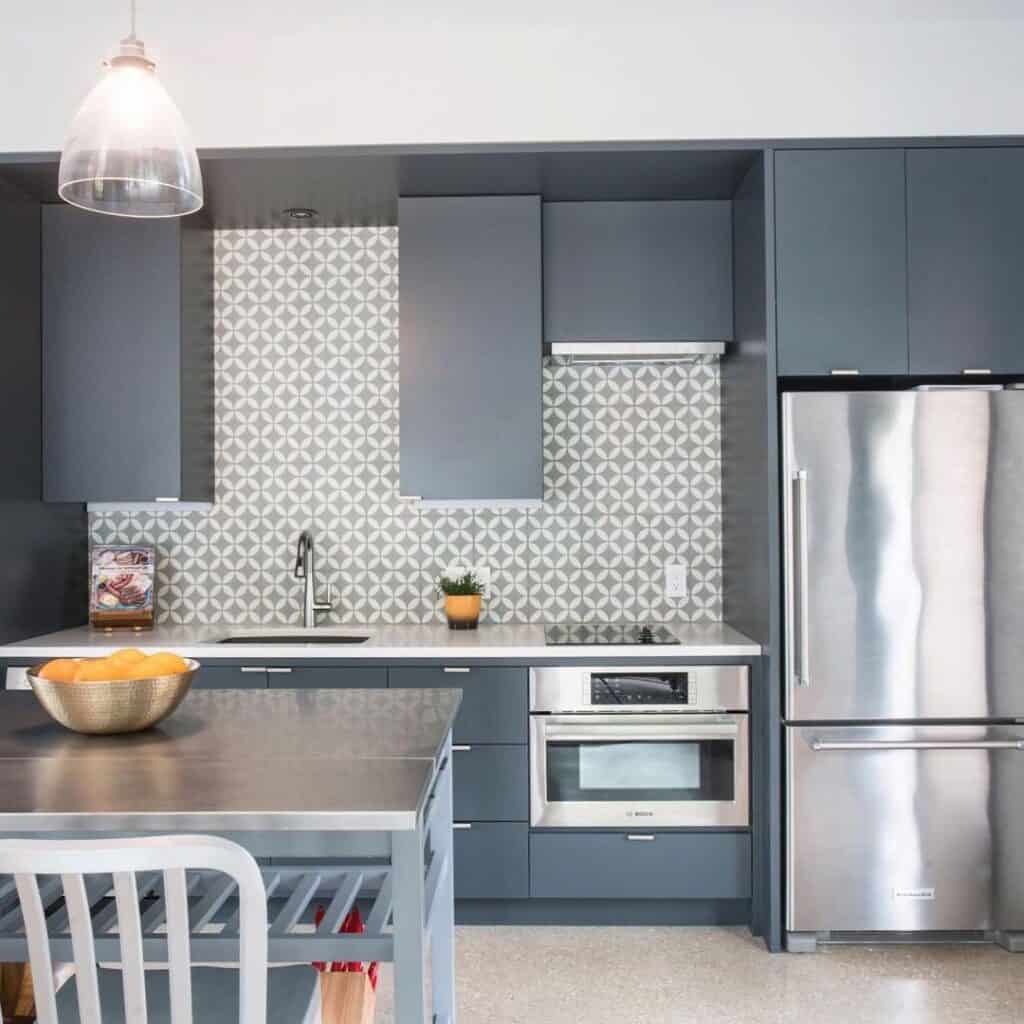 18 Backsplashes for Gray Kitchens to Leave You Inspired
