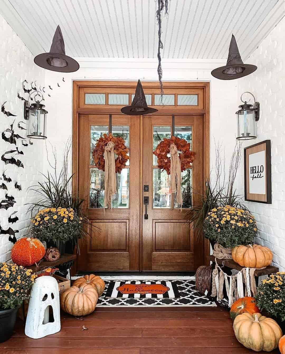 36 Scary Good Halloween Porch Décor Ideas for a Spooky Welcome