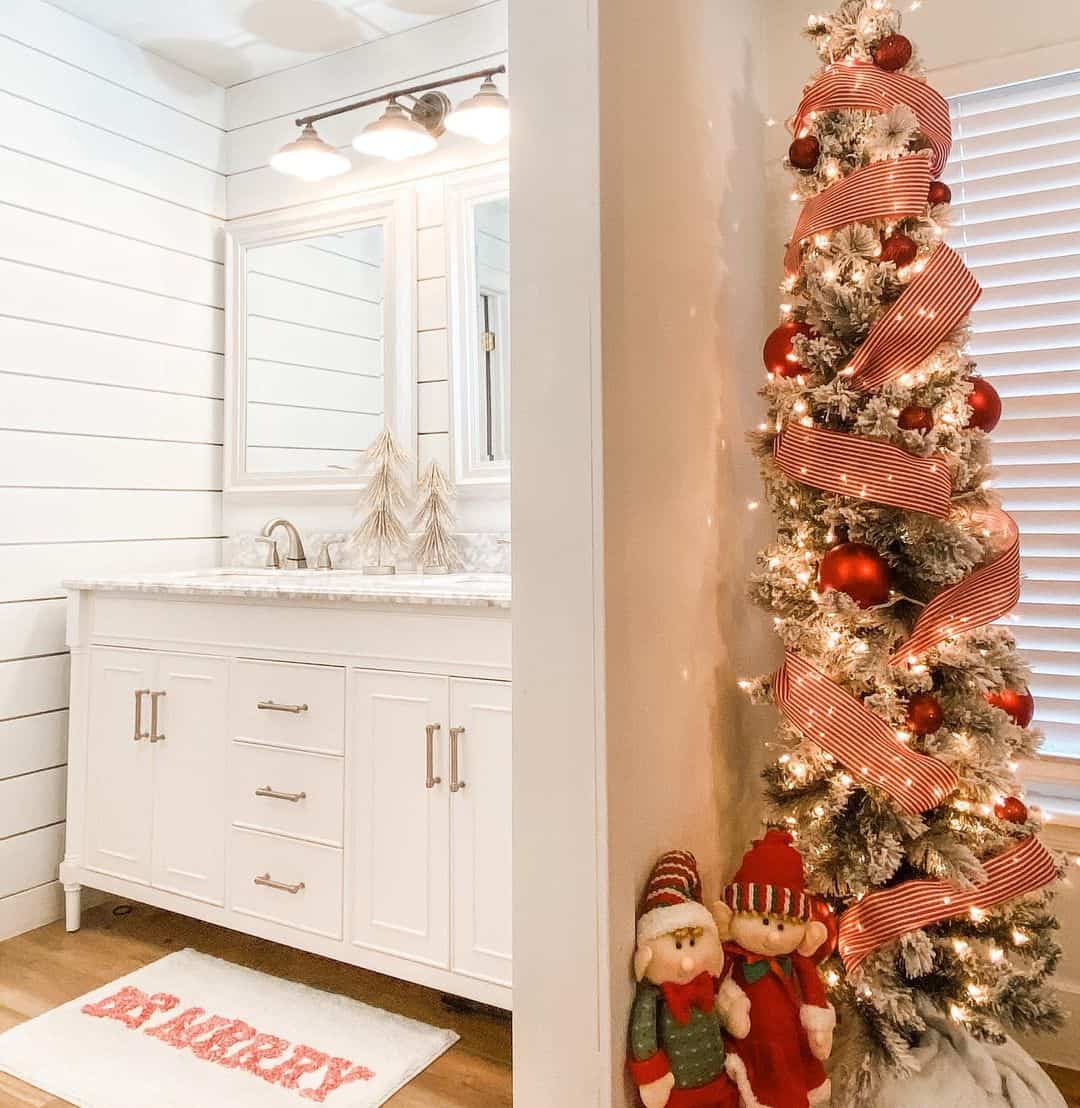 31 Easy Christmas Bathroom Décor Ideas for a Festive Makeover