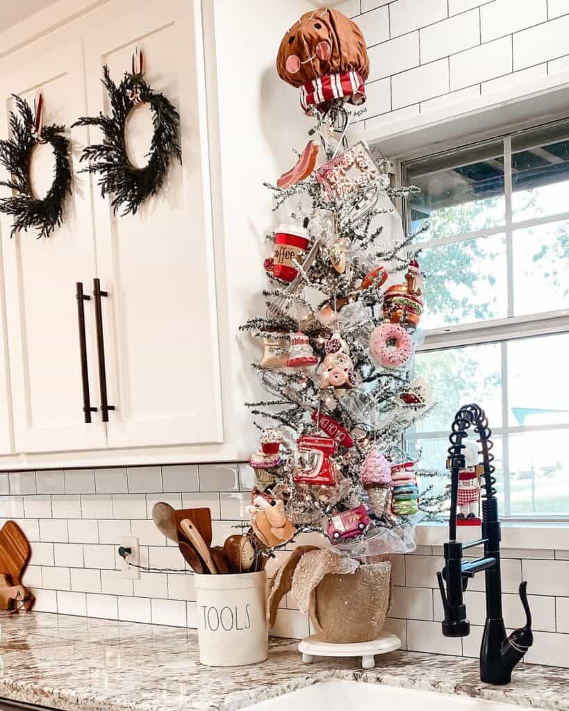 Farmhouse Christmas Kitchen Décor Ideas