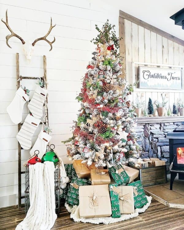 30 Christmas Wall Décor Ideas to Spruce Up your Interiors for the Holidays