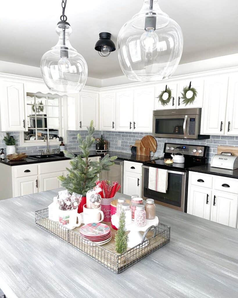 Farmhouse Christmas Kitchen Décor Ideas