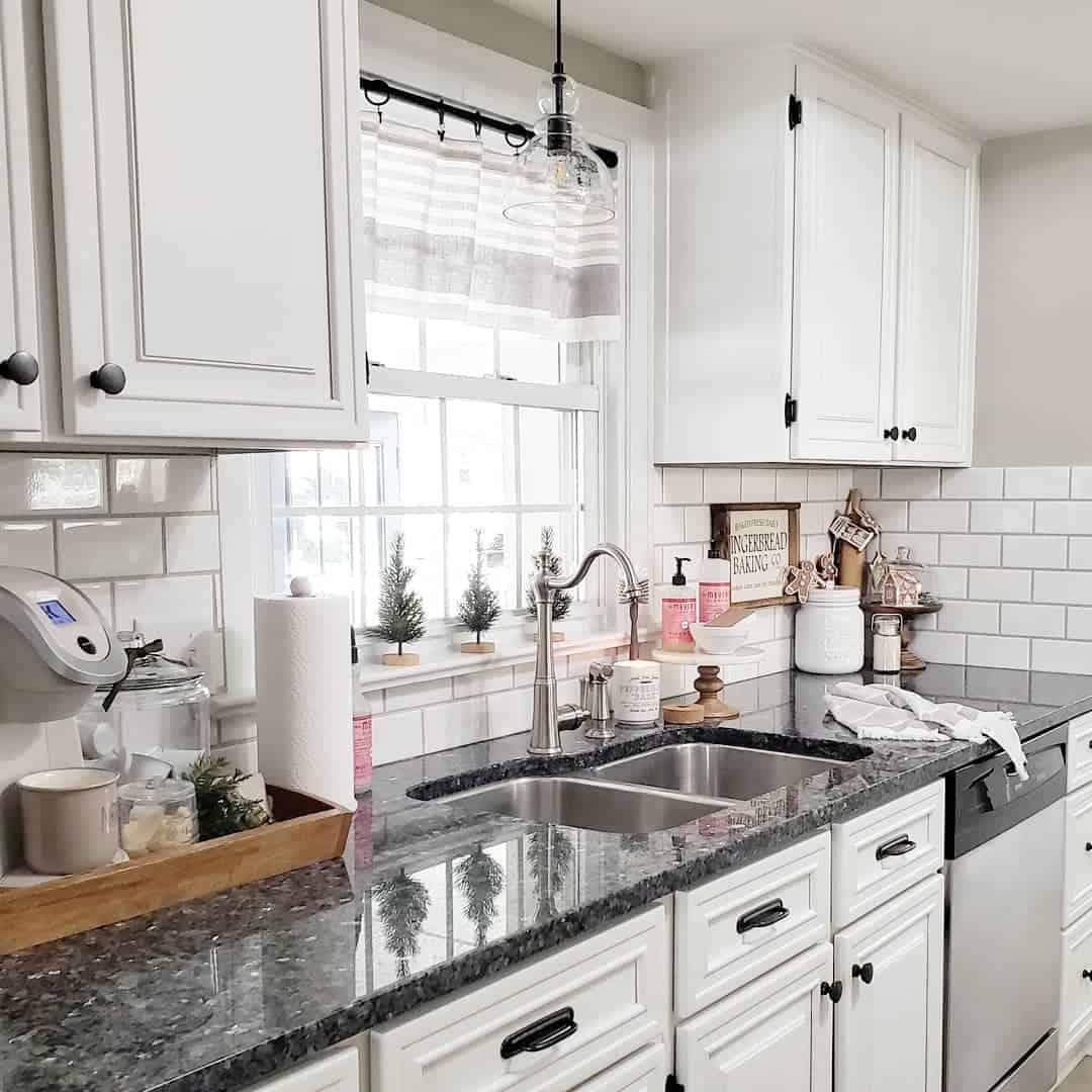36 Black Hardware On White for a Classic Kitchen