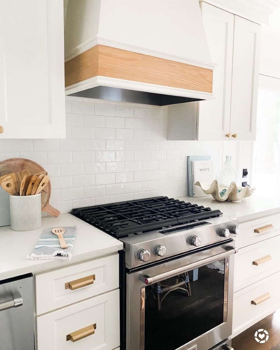 20 White Kitchens with Gold Hardware for That Luxe Look!