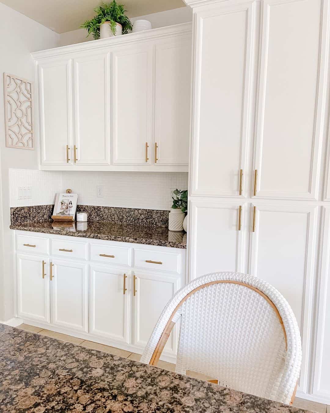 20 White Kitchens with Gold Hardware for That Luxe Look!