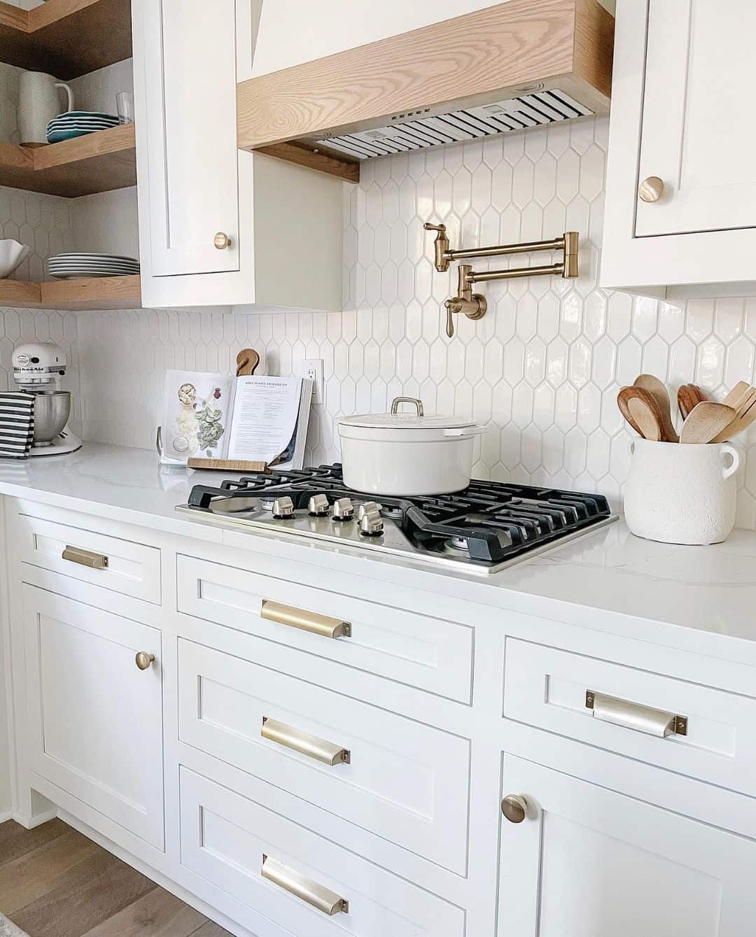 20 White Kitchens with Gold Hardware for That Luxe Look!