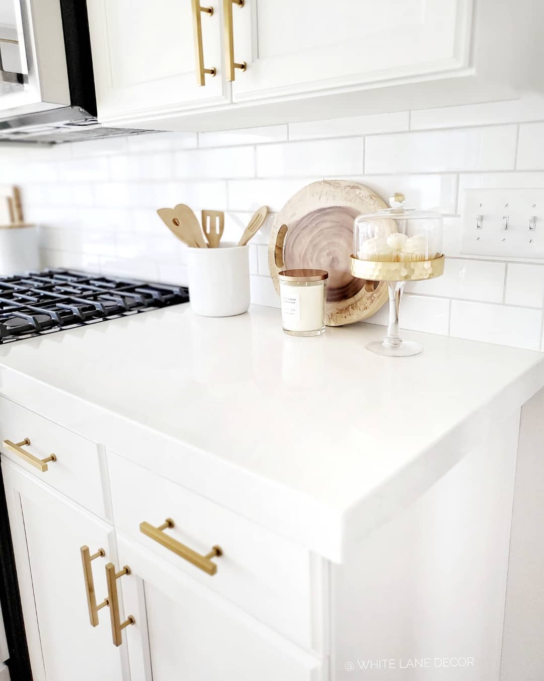 20 White Kitchens with Gold Hardware for That Luxe Look!
