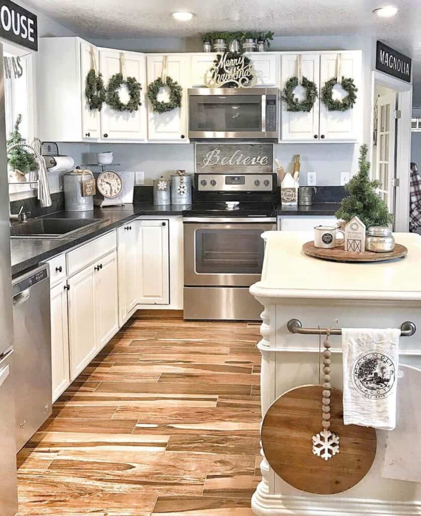 Farmhouse Christmas Kitchen Décor Ideas