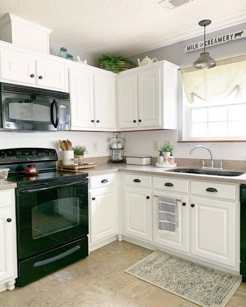 Black and White Kitchen: Complementary Appliances