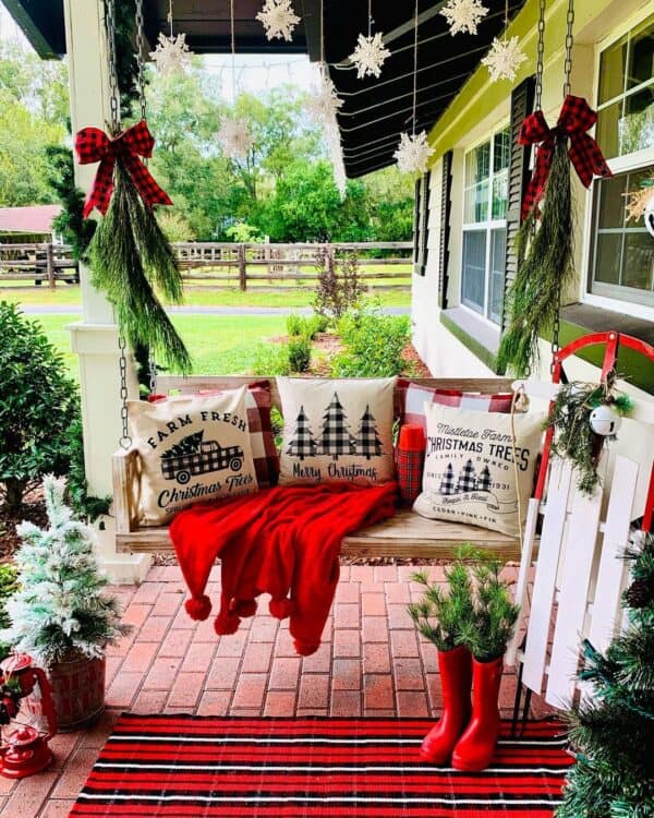 17 Farmhouse Porch Christmas Décor Ideas for a Festive Display