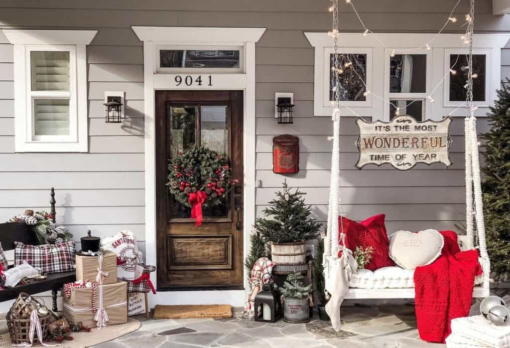 Farmhouse Porch Christmas Décor Ideas