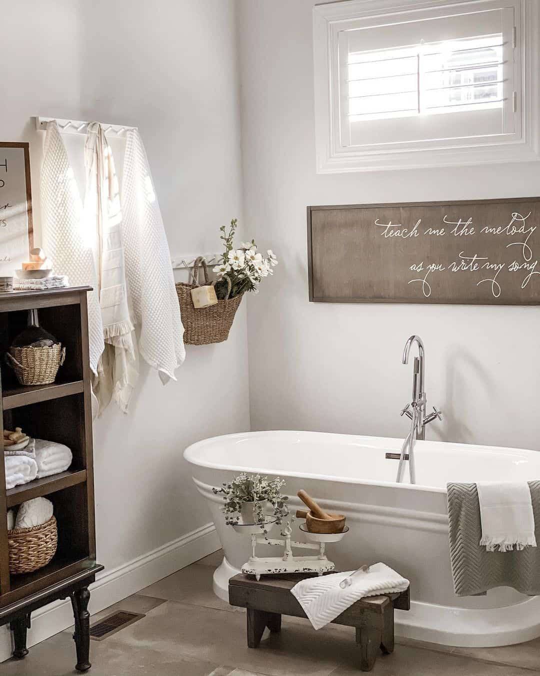 15 Bathrooms With Beautiful Wall Decor That Will Inspire A Refresh