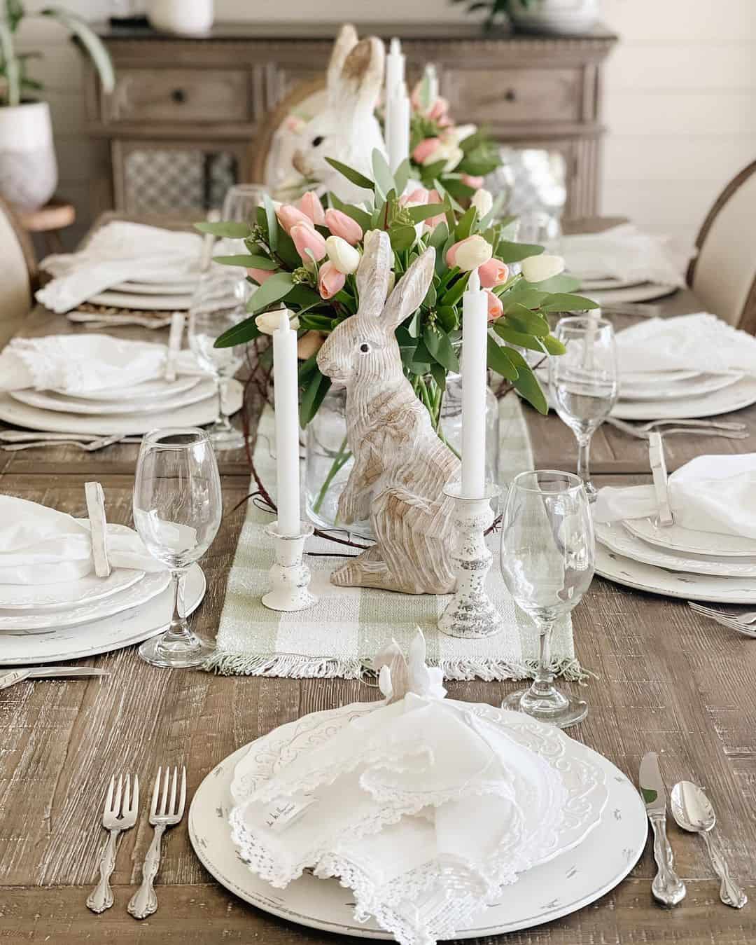 29 Farmhouse Table Centerpieces to Display All Year