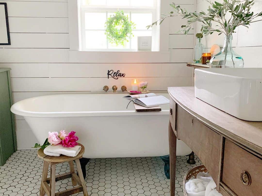 19 Easy and Effortless Ideas How to Decorate a Tub Surround