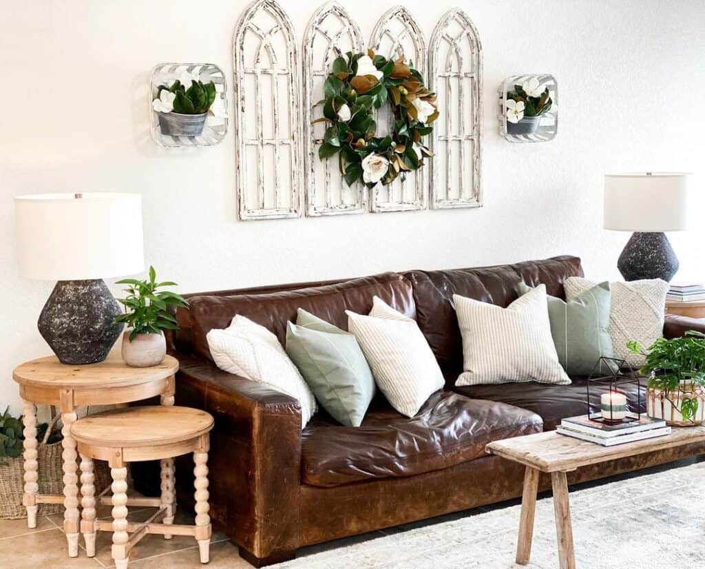 18 Farmhouse Living Rooms With Brown Couches
