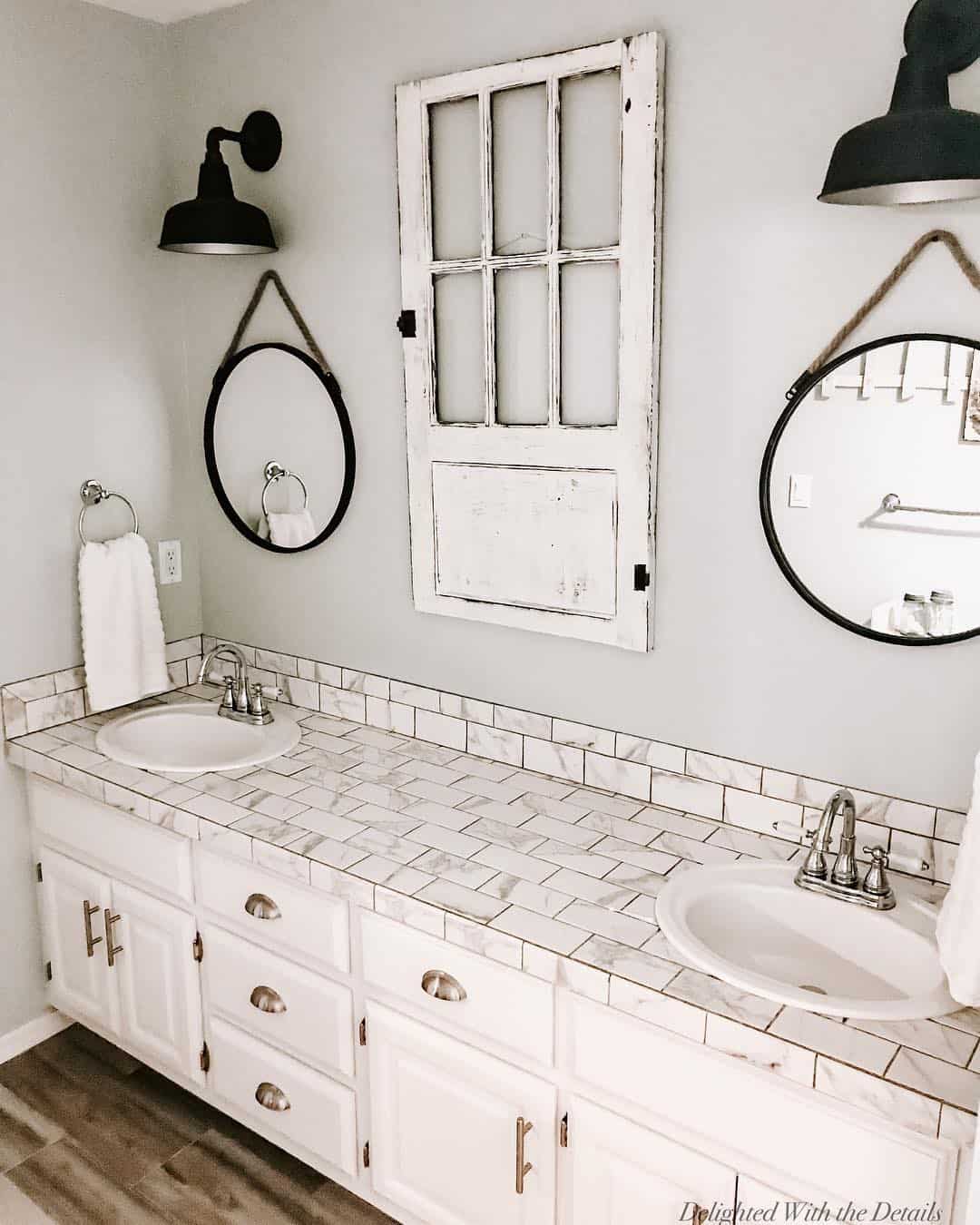 27 White Bathrooms with Black Accents That Radiate Elegance and Refinement