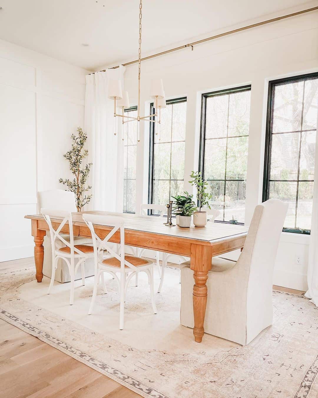 36 Farmhouse Dining Table and Chairs Ideas for a Charming Dining Room