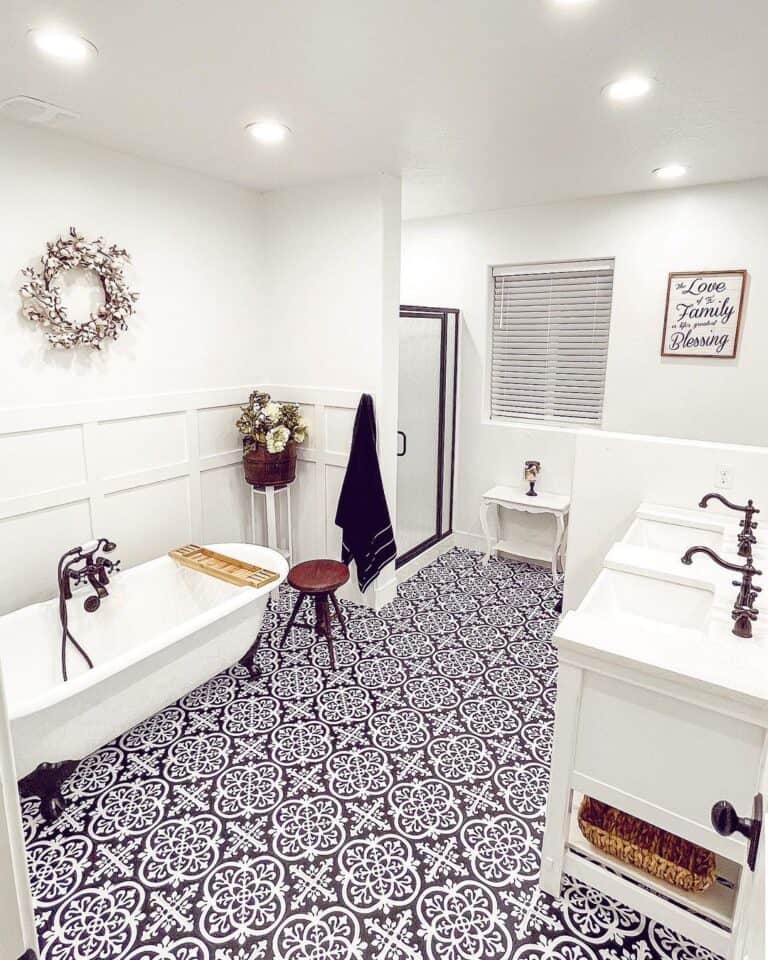 Black Claw Foot Freestanding White Tub