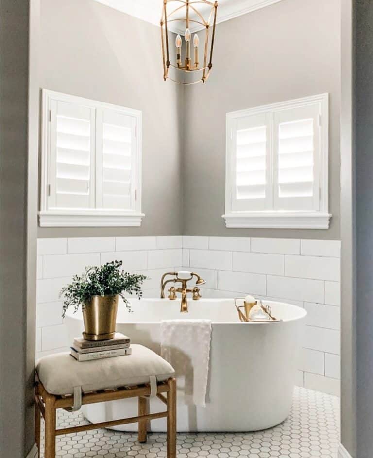 White And Gold Wall-mounted Faucet