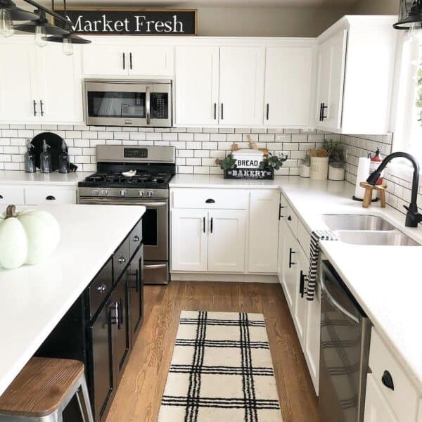 29 Black and White Farmhouse Kitchen Ideas for Your Home