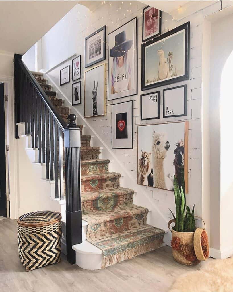 26 Stylish Tips on How to Decorate the Wall Going Up the Stairs