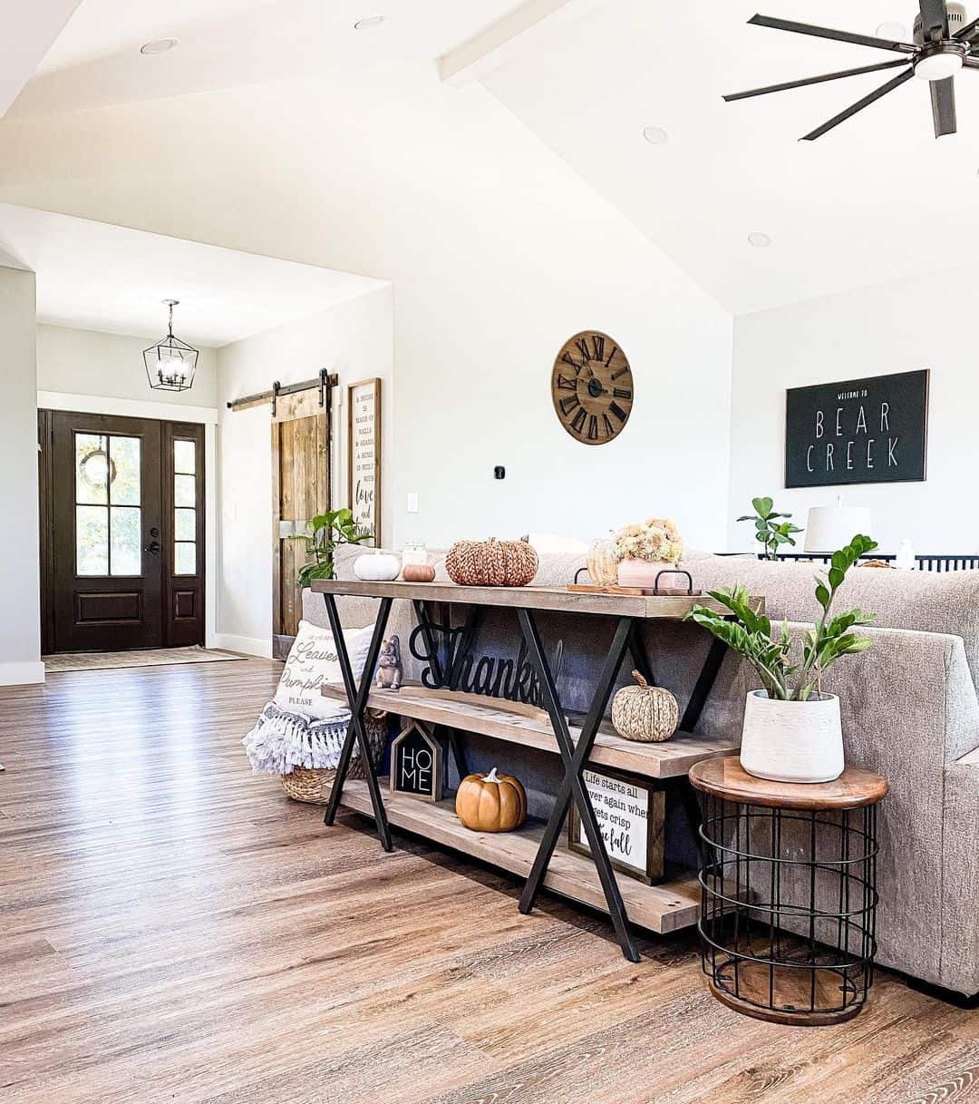 33 Farmhouse Sofa Table Décor Ideas with Striking Details