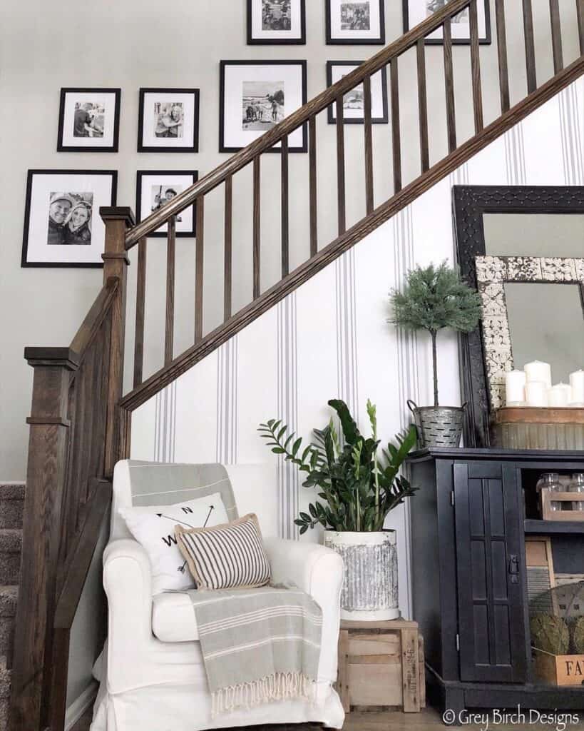 26 Stylish Tips on How to Decorate the Wall Going Up the Stairs