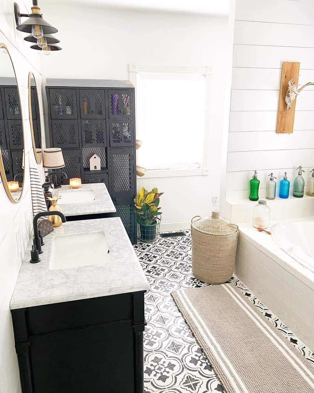 17 Bathtub Ledge Ideas for a More Functional Bathroom