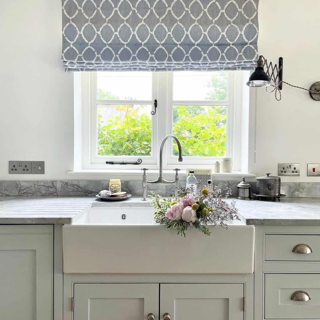 18 Farmhouse Window Treatments for Kitchens That Need Extra Oomph