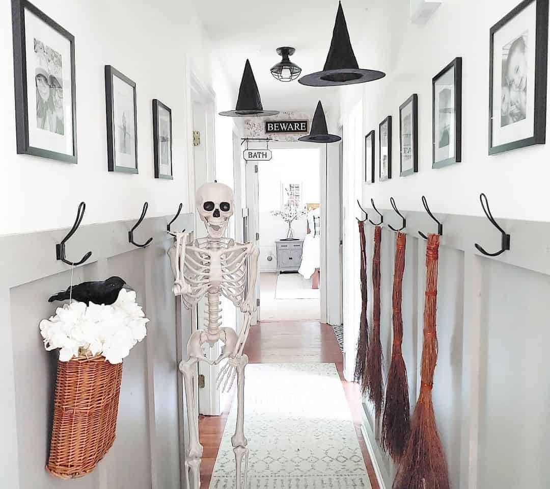 24 Ideas How to Decorate a Narrow Hallway