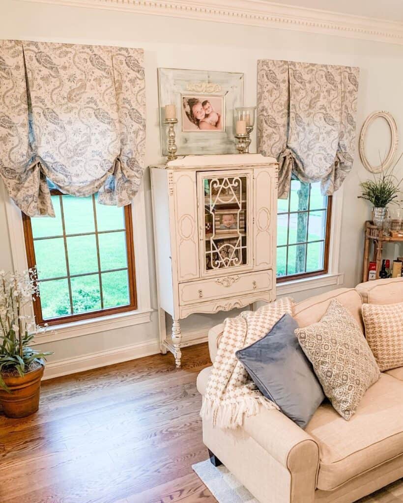 Cottage-Style Living Room with Sculpted Baseboard