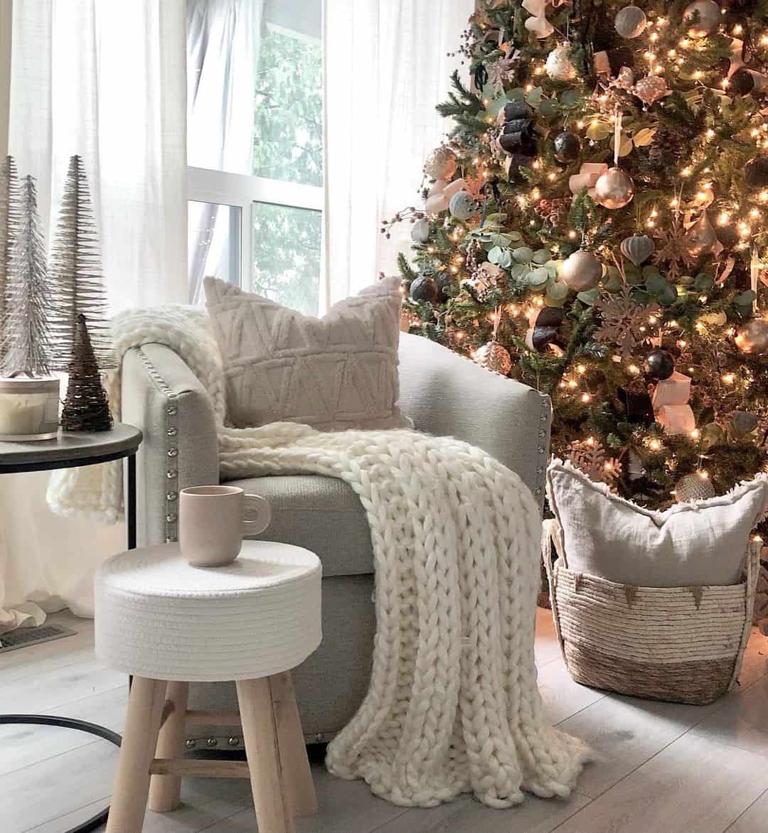 34 Christmas Throw Blankets for Snuggly Winter Evenings