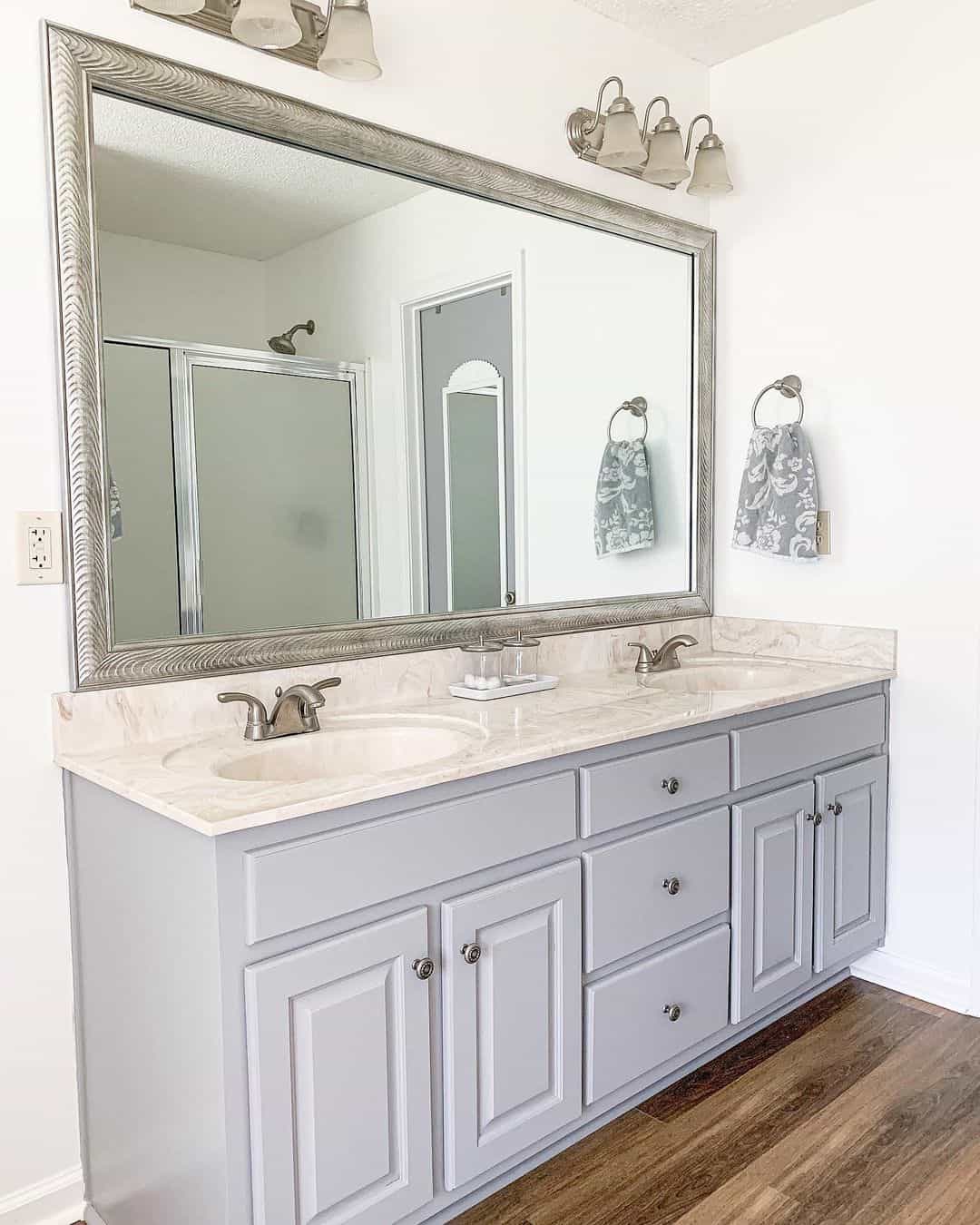 37 Rectangular Bathroom Mirrors That Radiate Brightness