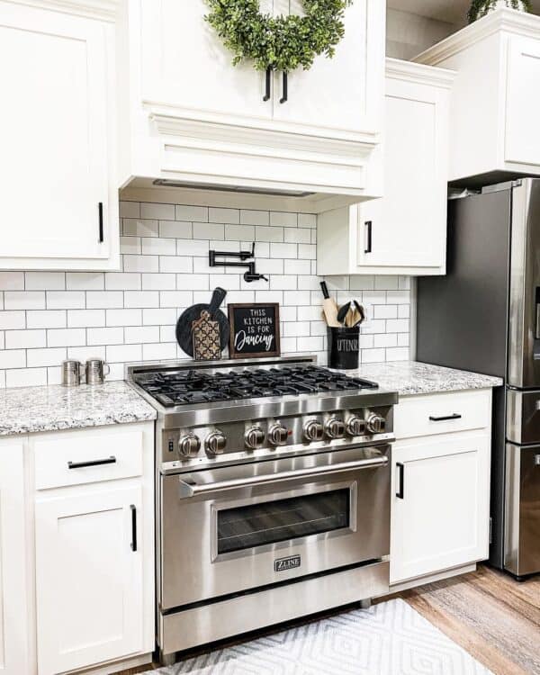 26 Inspiring White Kitchen with Black Hardware Ideas