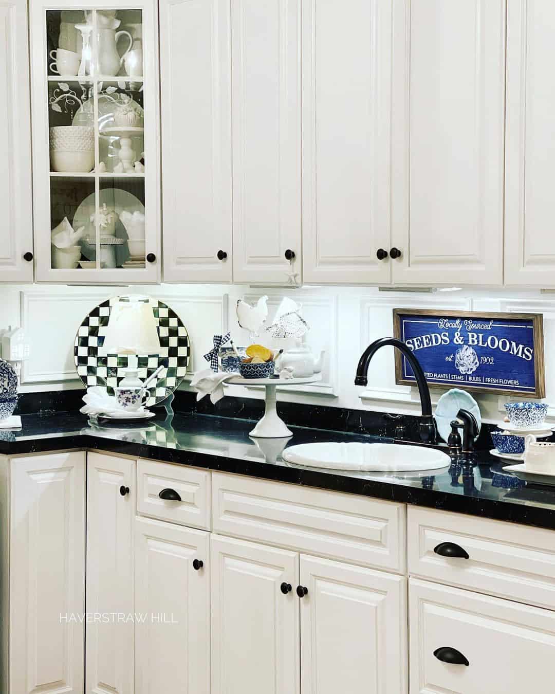 26 Inspiring White Kitchen with Black Hardware Ideas