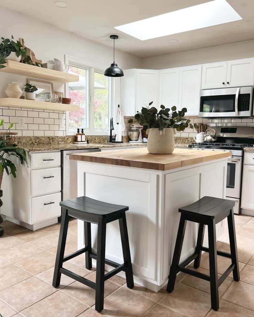 Black Pendulum Lamp in L-Shaped Kitchen with Island