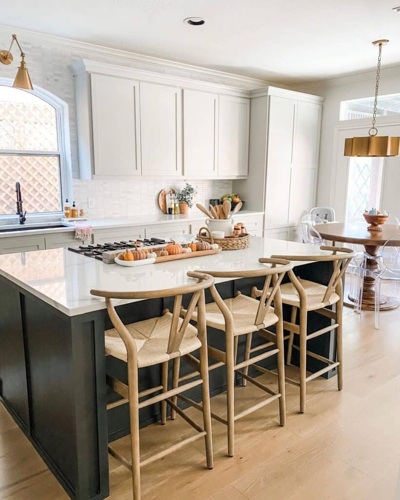 Kitchen Island With Cooktop and Wood Stools