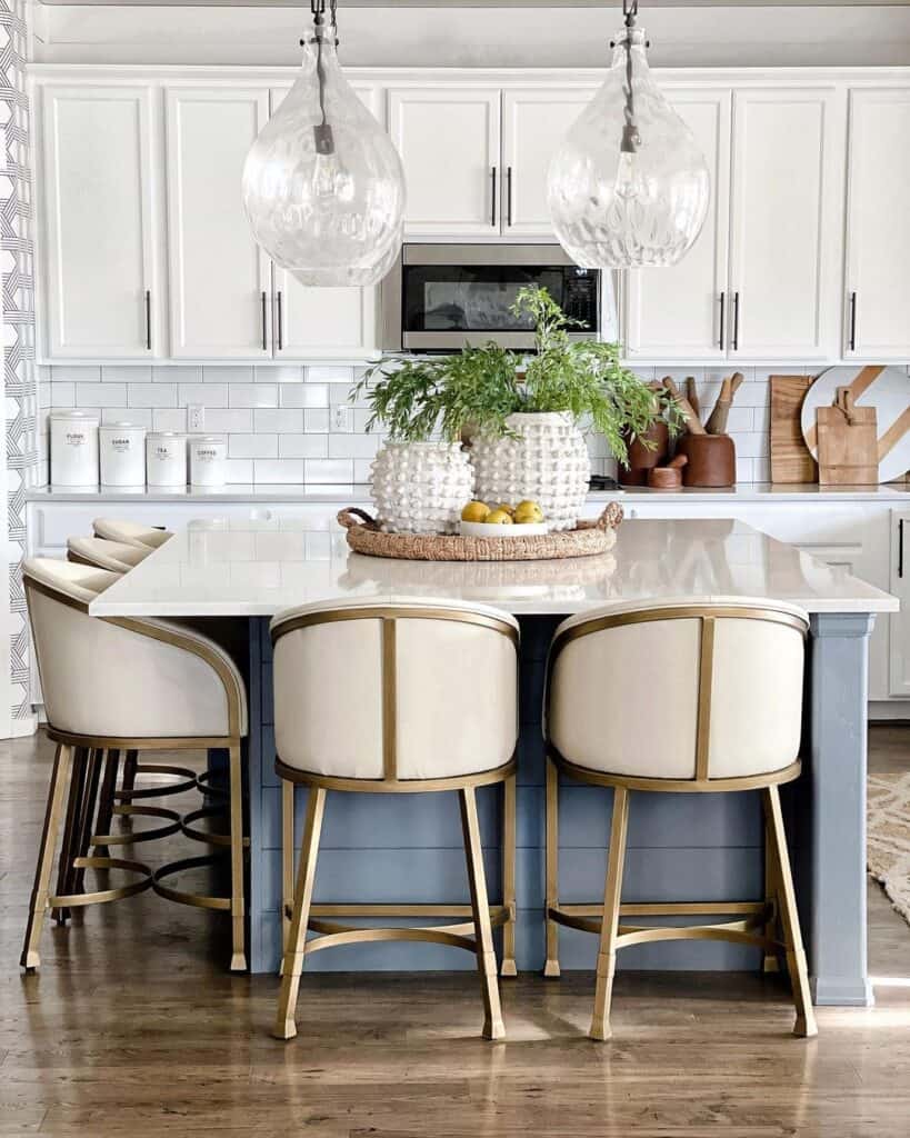 Textured Centerpiece Kitchen Island Décor Ideas