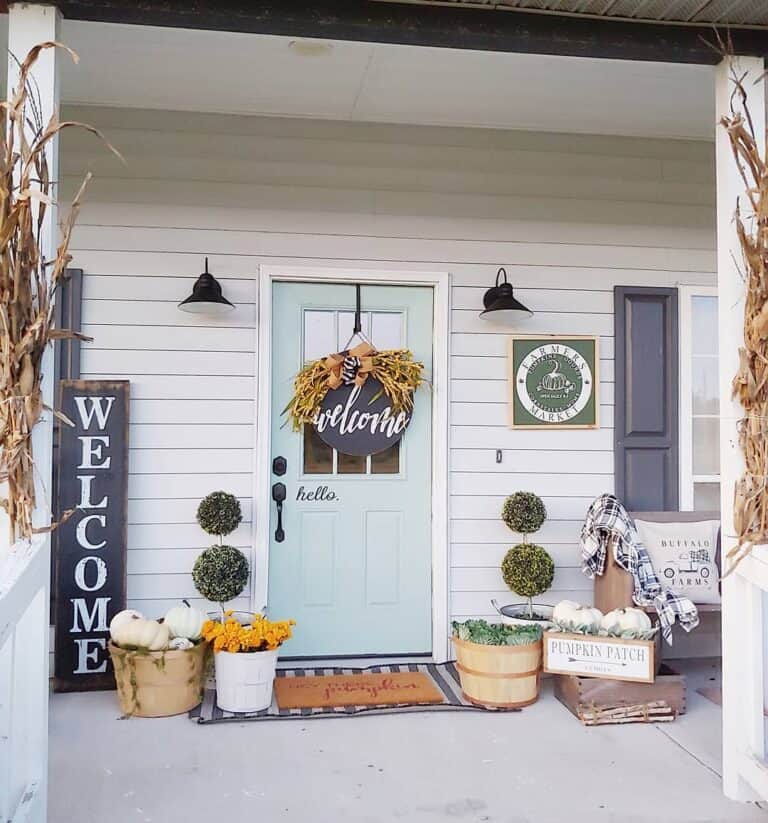 White House with Fall Front Door Decor Ideas