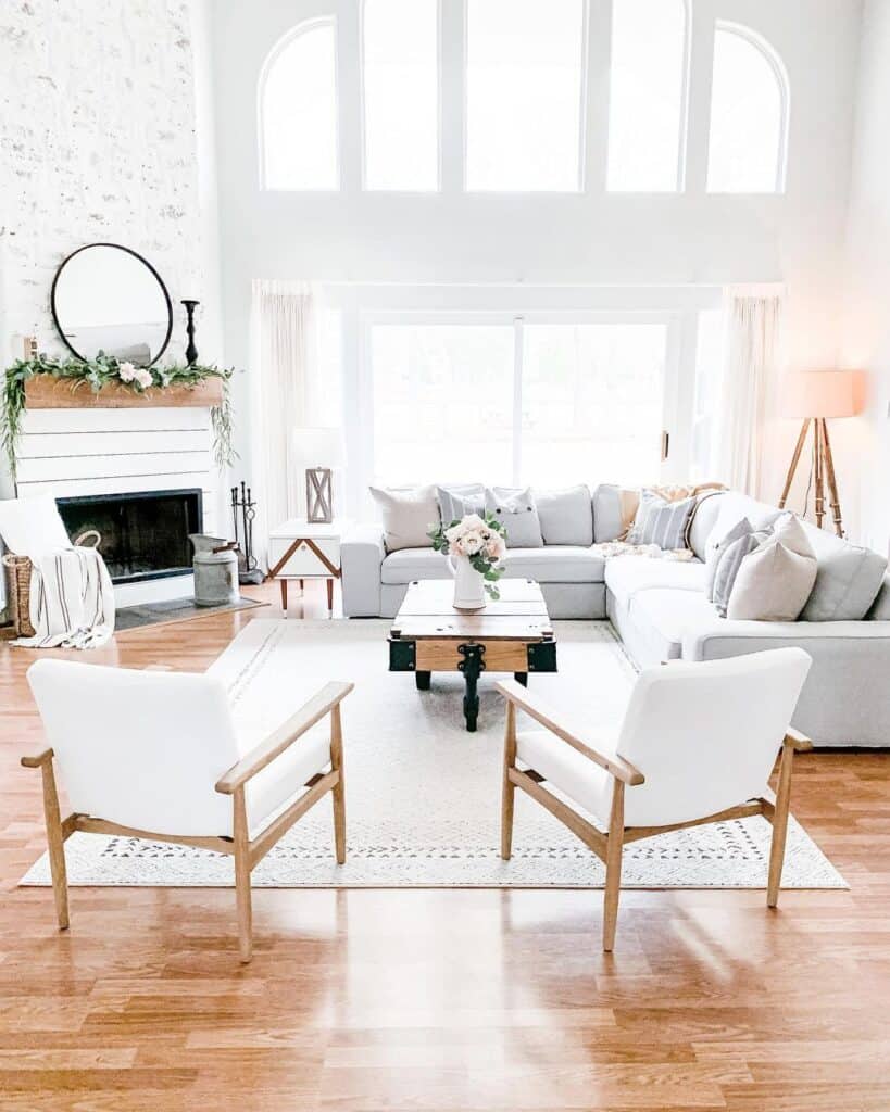 28 White Living Room Chairs for an Elegant Chic Vibe