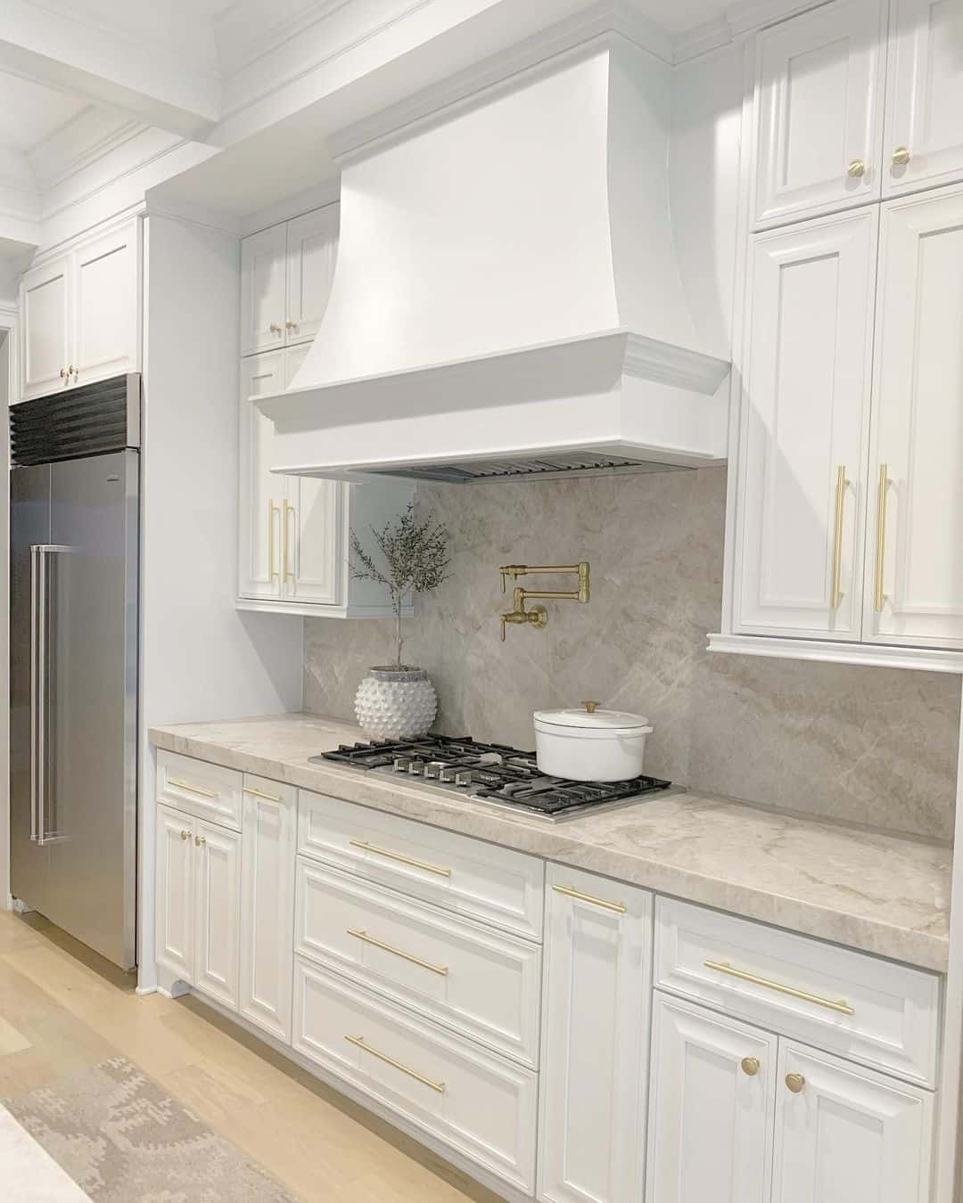 Beige Quartz Backsplash and White Soul & Lane