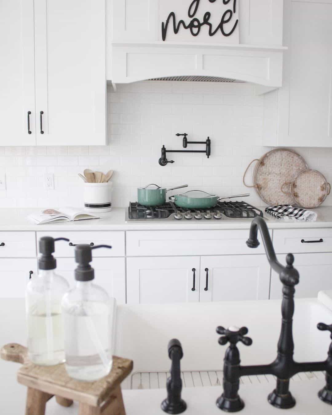 31 Striking Black and White Kitchen Ideas & Designs That Pop