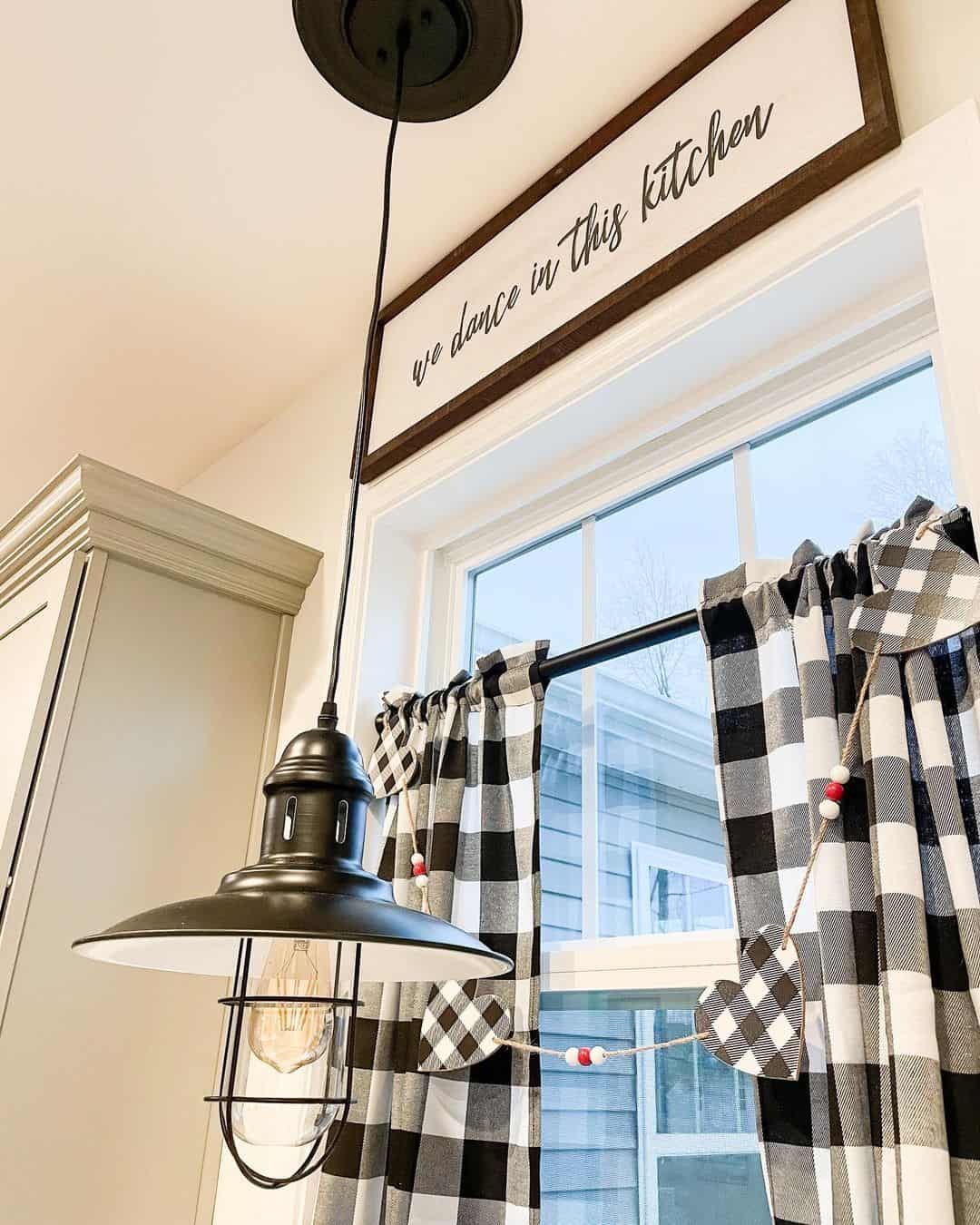 14 Incredible Black and White Kitchen Curtains You Need