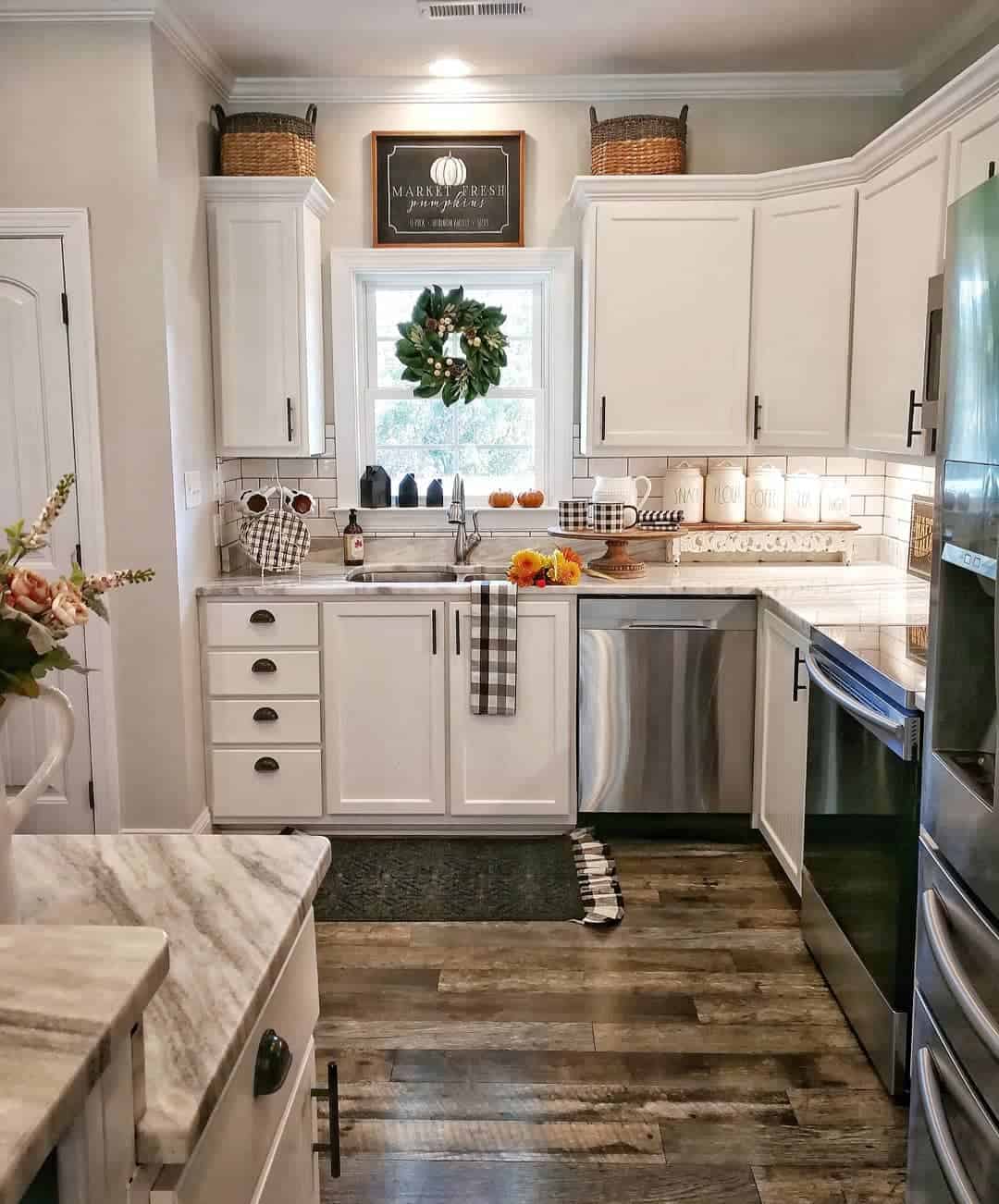 https://www.soulandlane.com/wp-content/uploads/2022/09/Black-and-White-Plaid-Kitchen-Decor.jpg